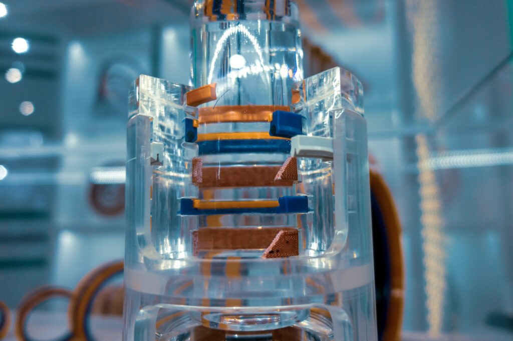 Uszczelnienia hydrauliczne do siłowników – jakie wybrać i jak zadbać o ich trwałość?